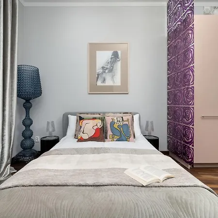 Tasteful Near The Center In By Renters Apartment *